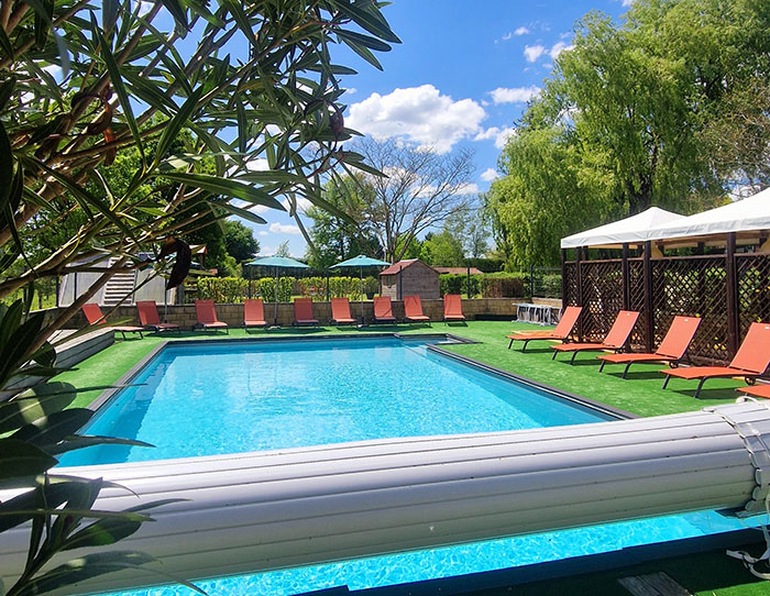 domaine-les-tournesols-piscine